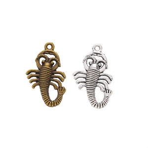 Pendentif Homard à Queue Côtelée Bouclée en Alliage de Zinc, Finition Argent Vieilli et Bronze, Bijou Crustacé pour Tenues Nautiques et de Plage - Product Image 4
