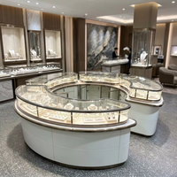 Vitrine à bijoux haut de gamme moderne avec éclairage LED et vitrages trempés, présentoirs durables pour la vente au détail de luxe