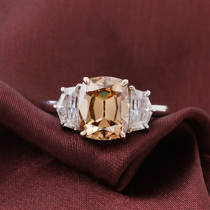 Anillo de Tres Piedras Personalizado, Corte Cadillac, Diamante Champagne, Moissanita, Oro Blanco de 14K, Anillo de <span class=keywords><strong>3</strong></span> Piedras - Product Image 6