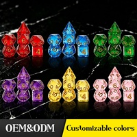 Vente en gros de dés polyédriques carrés en résine transparente personnalisés avec des chiffres dorés pour les jeux de rôle Dungeons & Dragons
