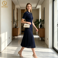 Robe mini trapèze personnalisée bleu marine unie à col polo en maille côtelée pour femme, avec corsage en maille côtelée, jupe plissée, manches courtes et bordure contrastante