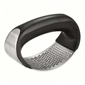 Utensilios de Cocina Profesionales RAYBIN 2022, Picador de Ajo Manual Ecológico de Plástico Negro, Acero Inoxidable y Silicona - Product Image 5