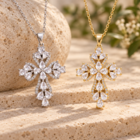 ARNAN Collier Croix Plaqué Or pour Femme, Pendentif en Laiton Entièrement Pavé de Pierres, Chaîne Fine à Maillons, Bijoux Superposables, Vente en Gros, Cadeau pour Elle