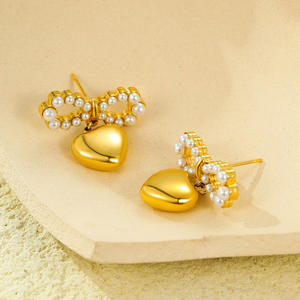 Boucles d'oreilles pendantes en forme de cœur avec nœud en perle ton or avec accents de perles délicates Boucles d'oreilles pendantes à la mode Grand cadeau pour ses anniversaires - Product Image 3