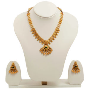 Conjunto de collar de joyería clásica en oro con detalles artesanales, adornos de perlas y colgante ornamentado, junto con aretes a juego. - Product Image 1