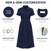 Robe d'uniforme médical élégante à manches courtes avec encolure structurée et ceinture à anneau en D, pour infirmières et personnel de spa, personnalisable avec logo