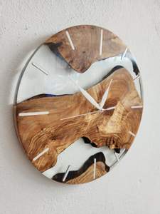 Reloj de Pared Moderno de Resina y Madera, Artesanía en Resina, Duradero, Hecho a Mano, Elegante, Funcional y Estilizado, Ideal para la Sala de Estar - Product Image 4