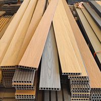 Planches de terrasse en composite bois-plastique (WPC) réversibles bicolores à capuchon, co-extrusion robuste, pour extérieur