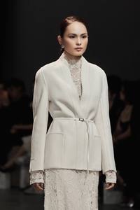 Nouvelle Collection Manteaux Élégants pour Femmes CAMILLE TIE-WAIST WOOL COAT Col en V Support ODM Manteau de Luxe pour Femme Hiver de WhiteAnt - Product Image 2