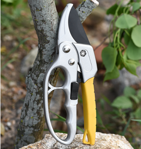 Sécateur à cliquet professionnel robuste pour jardin, construction métallique pour la taille des branches d'arbres et des fleurs - Product Image 6