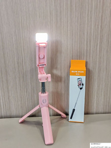 Asta per Selfie Portatile Multifunzione con Telecomando Bluetooth, Luce di Riempimento e Supporto Telescopico per Telefono per Trasmissioni in Diretta - Product Image 3