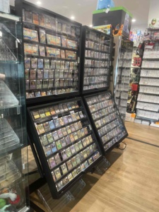 Espositore per Carte con Prezzo al Dettaglio, <span class=keywords><strong>Vetrina</strong></span> per Carte PSA TCG, Supporto Espositivo in <span class=keywords><strong>Metallo</strong></span> con Binario Riposizionabile, <span class=keywords><strong>Vetrina</strong></span> Monofacciale - Product Image 4