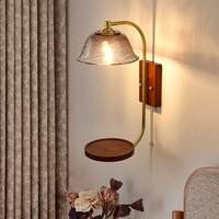 Pas besoin de lampadaire : cette lampe murale à bras articulé près du lit crée instantanément une ambiance de lecture idéale.