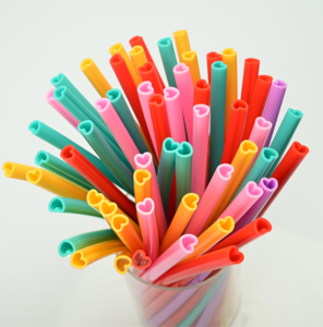 Bottiglie d'acqua riutilizzabili colorate ad alte prestazioni, senza BPA, per alimenti, con punta in silicone a forma di cuore, taglio personalizzato, dimensioni personalizzate - Product Image 2