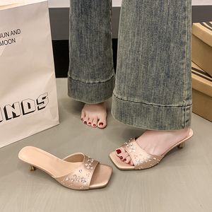 Nouvelles Sandales d'été élégantes à talon moyen et bout carré orné de strass pour femme, grandes tailles, tendance, à porter avec une jupe - Product Image 2