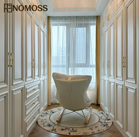 Conception de dressing moderne et luxueux sur mesure pour l'aménagement de propriétés, avec organisation optimisée pour les intérieurs de chambres de villas