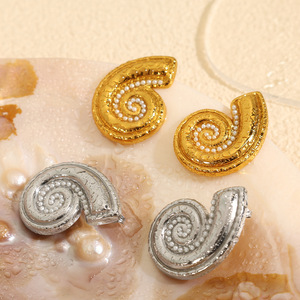 ต่างหูมุกทรงเปลือกหอยหรูหรา ชุบทอง 18k โลหะผสมสังกะสี ประดับมุกขาวเล็กๆ เหมาะสำหรับงานปาร์ตี้ สำหรับผู้หญิง - Product Image 3