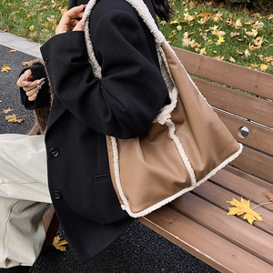 2024 nuova borsa Tote in finto <span class=keywords><strong>Shearling</strong></span> di nicchia retrò carina da <span class=keywords><strong>donna</strong></span> con chiusura a cerniera con cerniera estiva fodera in pelliccia alla moda integrata - Product Image 2