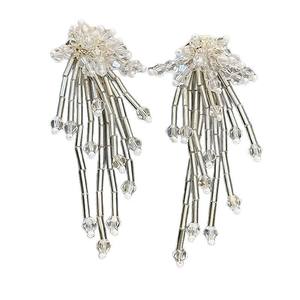 Boucles d'oreilles pendantes en alliage de zinc avec fausses perles de cristal style « Fever » et pompon blanc, bijoux de luxe pour femme pour les soirées - Product Image 3