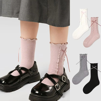 Vente en gros de chaussettes pour enfants avec des rubans et des nœuds de couleurs unies en dentelle de champignon pour filles pour enfants