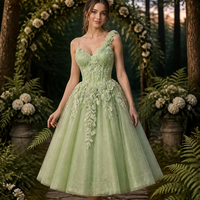 Gaun pendek wanita dan remaja dengan aksen bunga 3D, korset beraplikasi, rok tulle berlipit model A-line, dan tali spaghetti berkilauan.