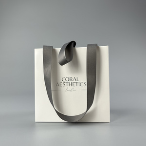 Bolsas de papel para regalo con logotipo personalizado al por mayor de fábrica, venta directa de fábrica, bolsas de papel para embalaje de zapatos y ropa. - Product Image 1