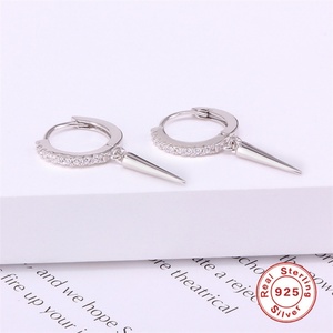Boucles d'oreilles Huggie en argent sterling 925 avec zircon cubique triangulaire style punk 2021 - Product Image 5