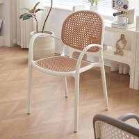 Table et chaise de salle à manger tissée dubai en rotin en plastique ménage épaissi nouvelles chaises nordiques à dossier empilable
