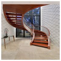 Escalier intérieur classique en bois massif Prima, escalier courbé avec marches en verre trempé