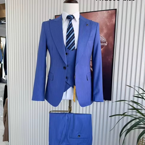 Nouvelle conception Costume de soirée bleu à rayures fines à un bouton pour homme Fermeture Col en V Coupe ajustée Costume d'affaires 3 pièces Costumes pour hommes MTW2803 - Product Image 1