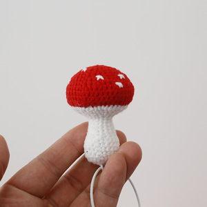Pendentifs végétaux tissés à la main, simulation de champignons au crochet avec de la laine Weaver Girls, joli pendentif de sac fait main - Product Image 2