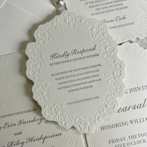 Suite d'invitations de mariage florales blanches haut de gamme avec détails en relief, cartes découpées, ruban, enveloppe et sceau de cire pour mariages de boutique - Product Image 3