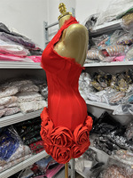 Robe mini élégante rouge à col halter, sexy, courte, moulante, pour club, avec bordure en dentelle et ourlet à fleurs 3D