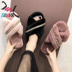 Venta al por mayor: Nuevas pantuflas de invierno con cadena de colores cruzados, diamantes brillantes, a la moda, para interiores, antideslizantes, cálidas, suaves, peludas, con puntera de TPR. - Product Image 2