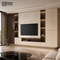 Meuble TV moderne de luxe léger en bois massif, unité murale TV du sol au plafond avec rangements ivoire et baies de présentation en chêne fumé pour salon