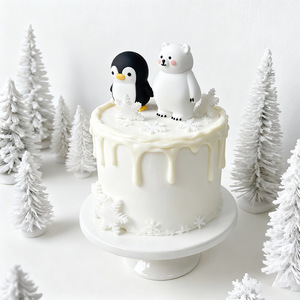 Set Decorativo per Torte Invernali <span class=keywords><strong>con</strong></span> <span class=keywords><strong>Animali</strong></span>, Orso Polare, Pinguino, Fiocchi di Neve Blu Ghiaccio e Topper Numerico per Feste a Tema Ghiacciato - Product Image 3