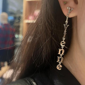 Boucles d'oreilles de niche haut de gamme Empress Dowager Vivienne, distinctives, avec longues pampilles, chaîne à lettres, diamant, laiton et motif Saturne - Product Image 2