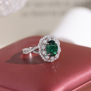 Ensemble de bijoux élégant en moissanite émeraude avec des pierres brillantes de qualité diamant, parfait pour les occasions spéciales - Product Image 5