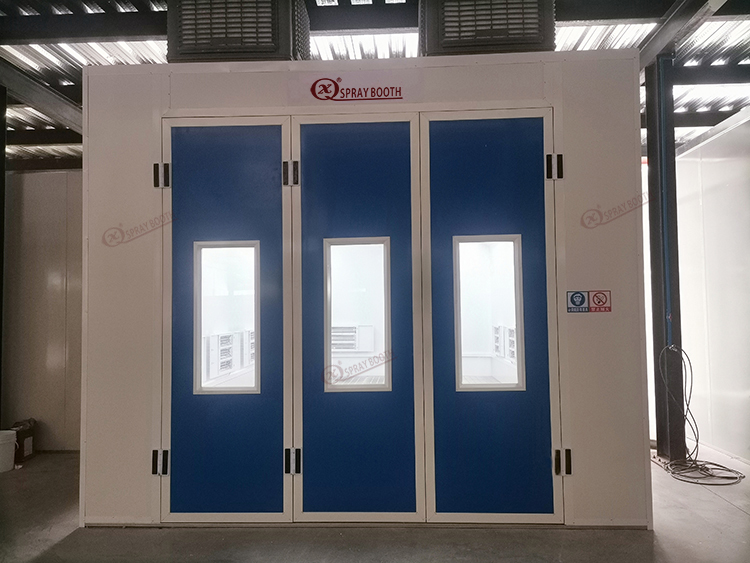 panel en blanco, azul o rojo