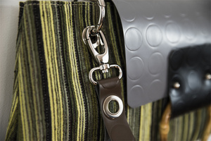 Sacs à bandoulière personnalisables pour filles, style rock classique, fabriqués à la main en Italie, en PVC et coton, matériaux durables, garantie de qualité - Product Image 4