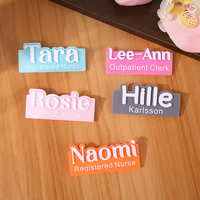 Plaque de badge nominative personnalisée en acrylique, découpée au laser multicolore, avec nom écrit sur mesure pour médecins, infirmières et personnel de bureau