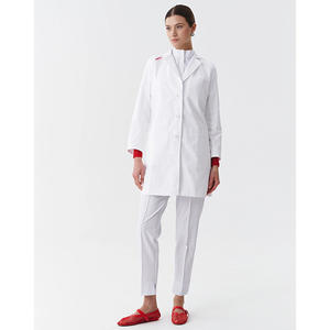 Blouse de laboratoire blanche élégante pour femmes vêtements chirurgicaux d'hôpital réutilisables respirants résistants à la chaleur XL brodés OEM - Product Image 3