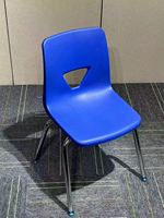Chaise pliante grise en plastique pour l'étude et la formation scolaire avec tablette