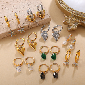 Pendientes de aro de aleación de zinc con forma de corazón y dijes de circonita para fiestas, joyería de moda. - Product Image 1