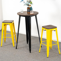 Tabouret industriel en métal blanc avec assise en bois, empilable, avec repose-pieds, chaise de bar pour café et restaurant