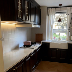 <span class=keywords><strong>Cuisine</strong></span> BALOM sur mesure de style campagnard français avec armoires blanches, unités murales en bois clair, portes en treillis de verre et disposition en L - Product Image 3