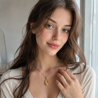 Collier Pendentif Perle Ovale Creuse Élégant en Acier Inoxydable Plaqué Or, Bijou de Mode Étanche pour Femme - Vente en Gros