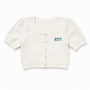 Cardigan en tricot torsadé grande taille personnalisé OEM ODM <span class=keywords><strong>pour</strong></span> femme, col carré, manches courtes bouffantes, <span class=keywords><strong>boutons</strong></span> perlés, avec <span class=keywords><strong>patch</strong></span> lettre - Product Image 2