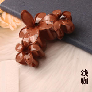 Vente en gros d'accessoires pour cheveux pour filles, grandes pinces à cheveux à fleurs hawaïennes, couleur dégradée, 3 fleurs, grande pince à cheveux Plumeria pour femmes - Product Image 5