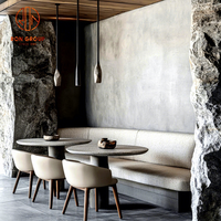 Ensemble de meubles de café moderne, restaurant, tables rondes en marbre, banquettes en tissu beige pâle et chaises avec pieds en bois